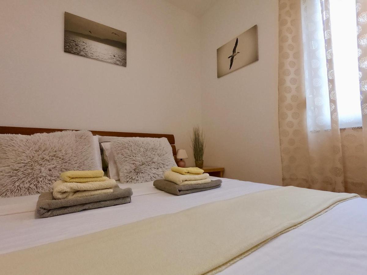 Sunny Apartment By The Beach Каштель-Штафилич Экстерьер фото